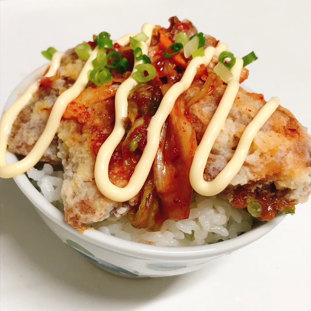 若鶏タツタキムチ丼の完成写真