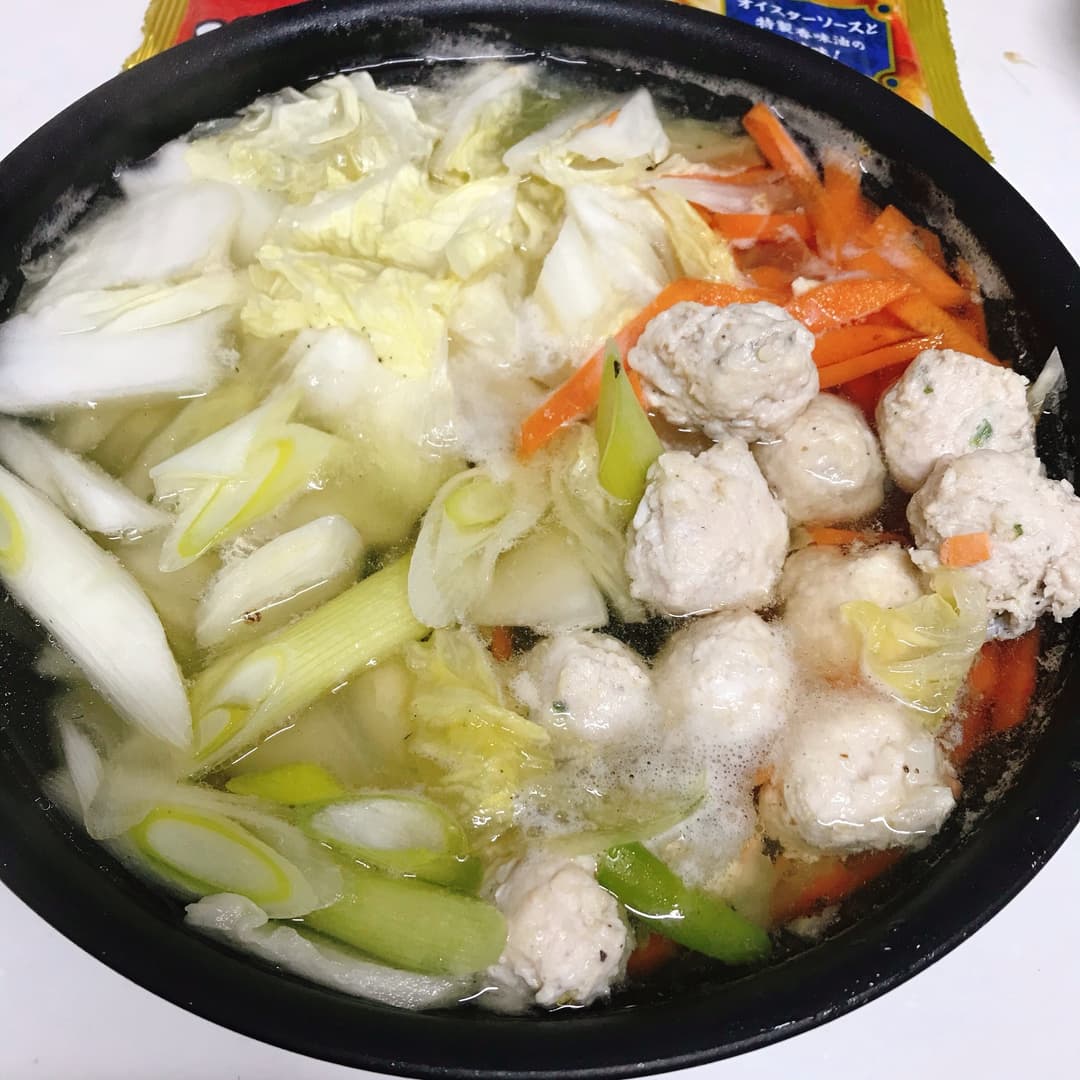 中華丼の鶏だんご鍋の完成写真