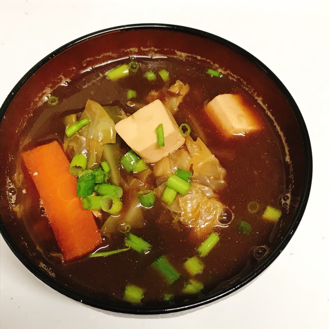 中華丼の赤だし味噌汁の完成写真