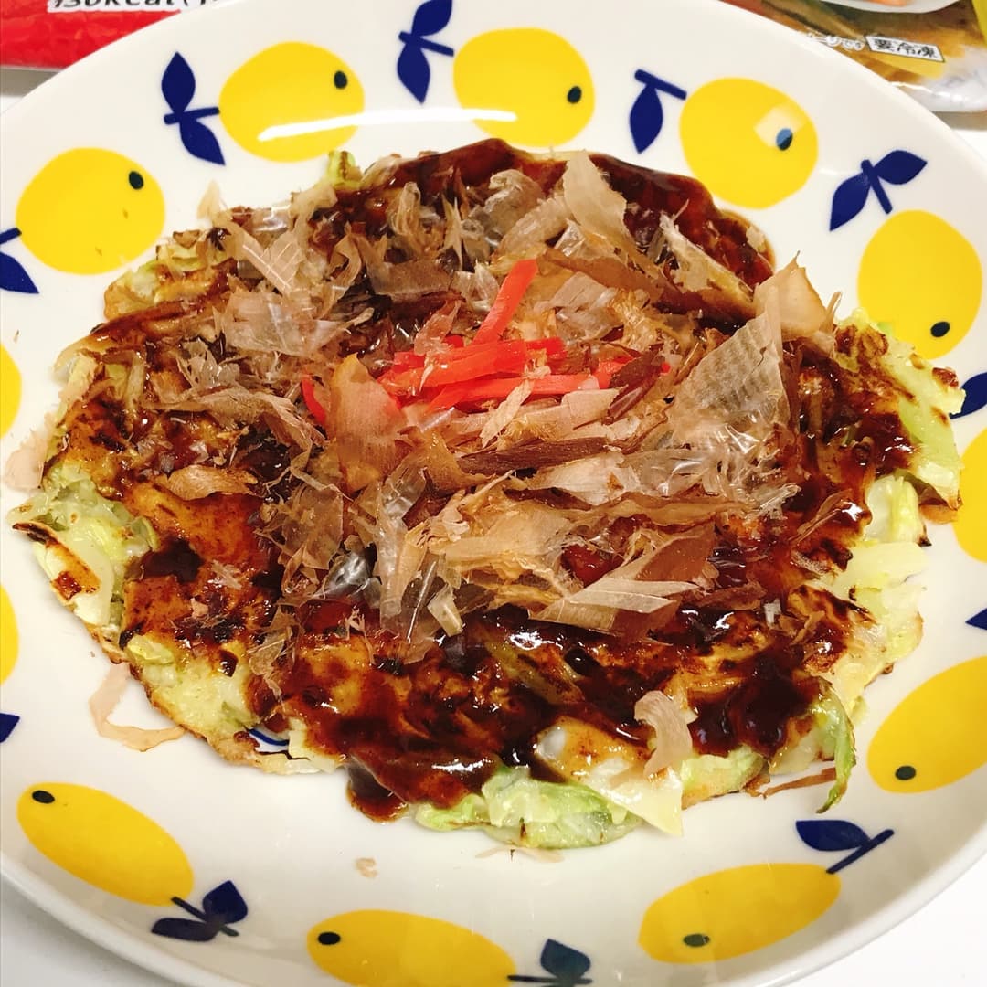 具沢山のお好み焼きの完成写真