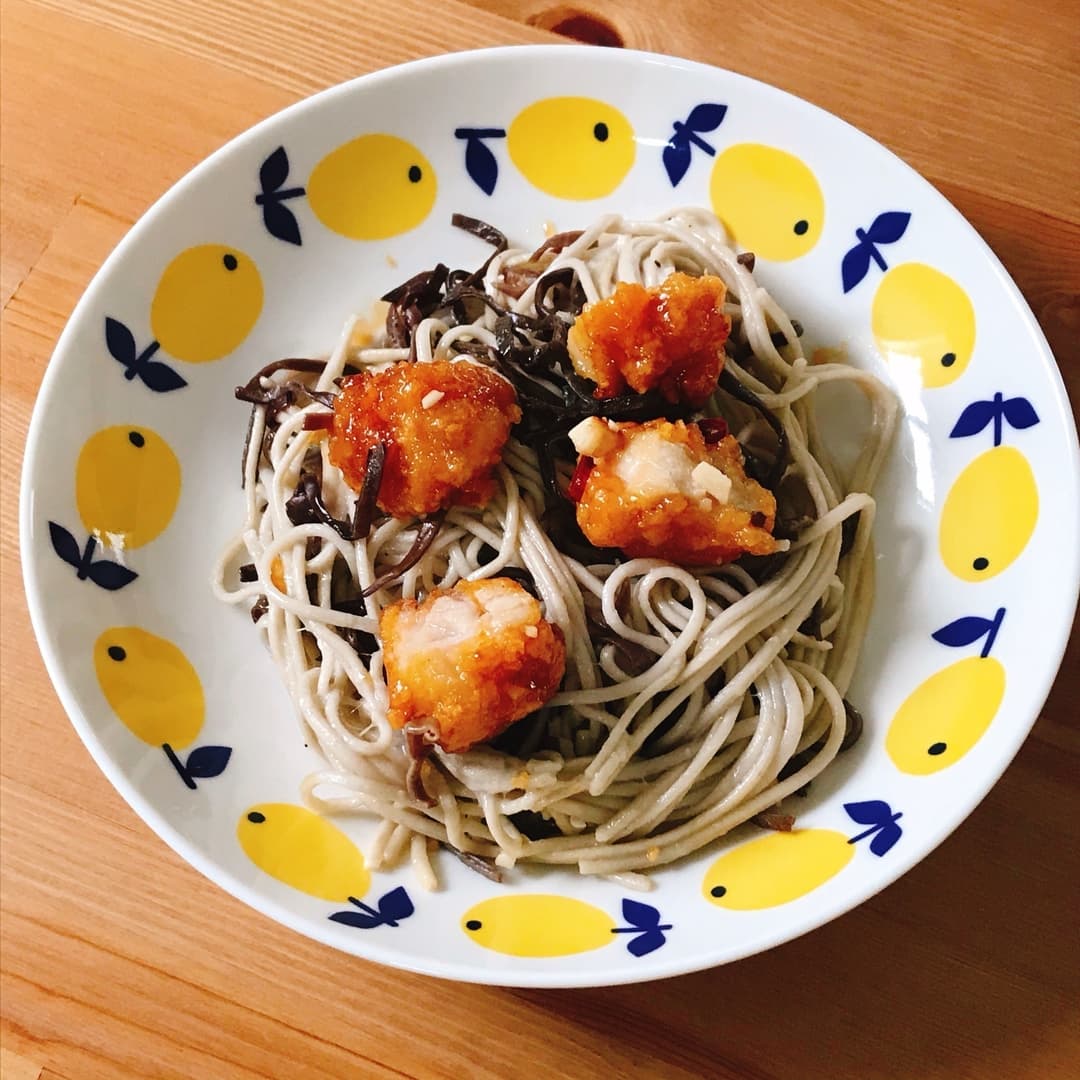 たれづけ唐揚げときくらげの蕎麦ペペロンチーノの完成写真