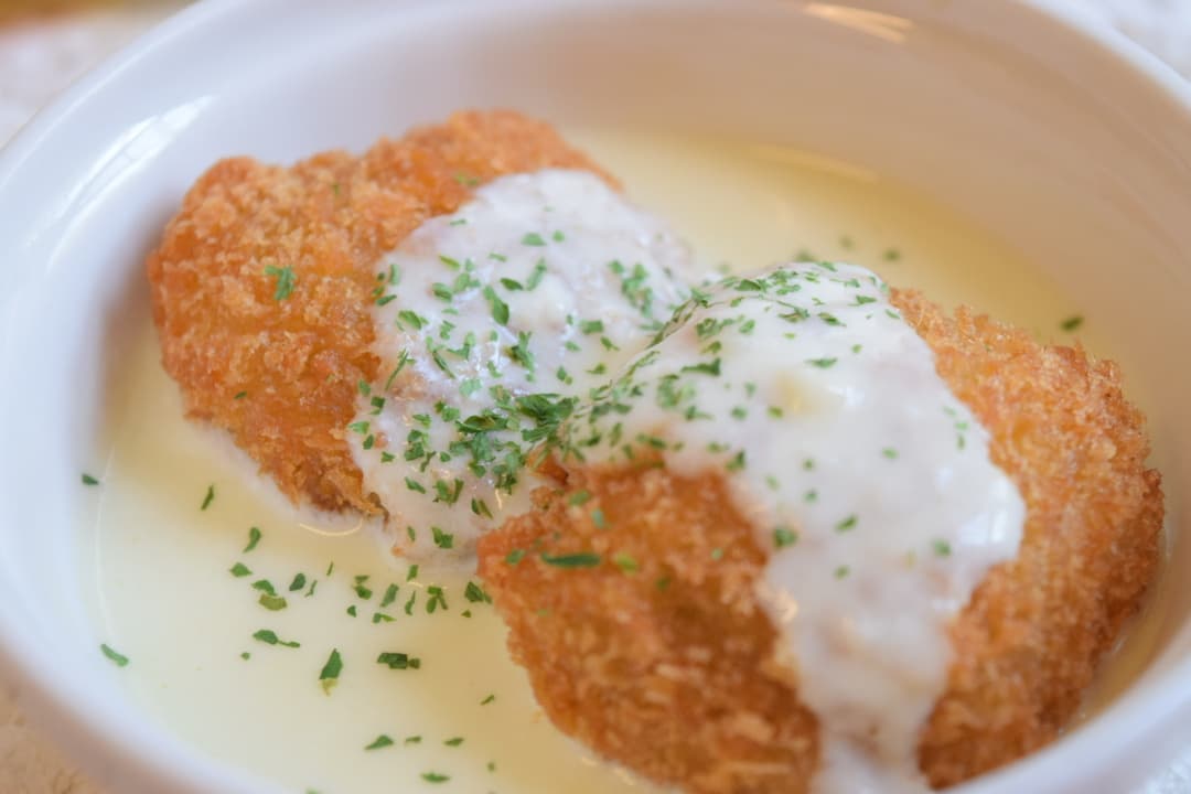 カレーコロッケのチーズソースがけの完成写真