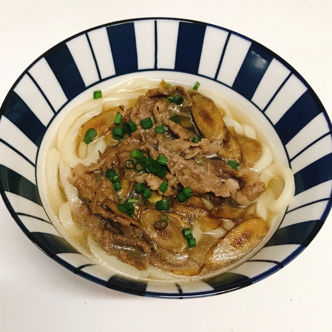 甘辛く煮た肉うどんの完成写真