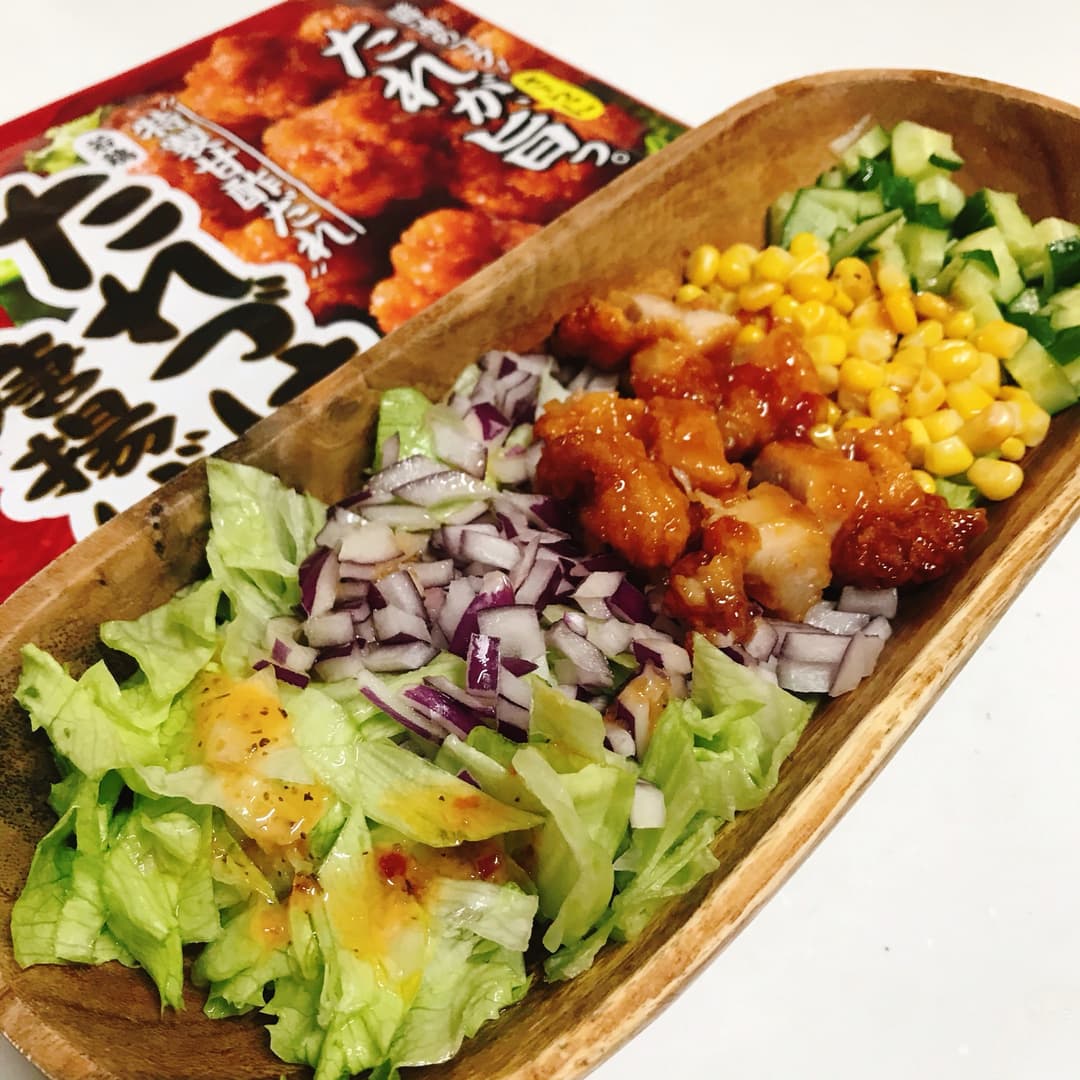 たれづけ唐揚げのチョップドサラダの完成写真