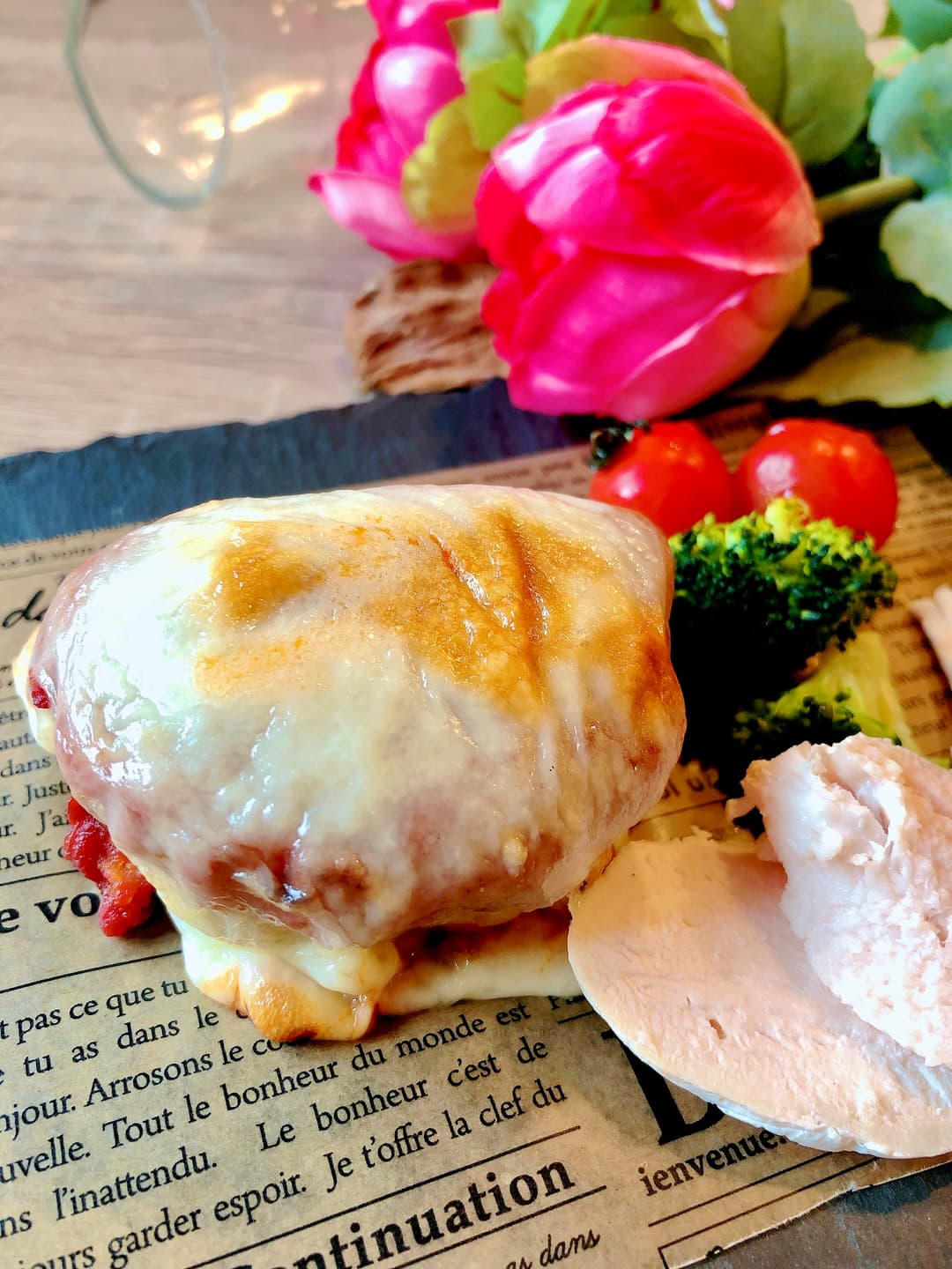 ハッシュドポテトとチキングリルのチーズサンドの完成写真