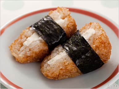 大きな大きな焼きおにぎりのチーズのり巻きの完成写真
