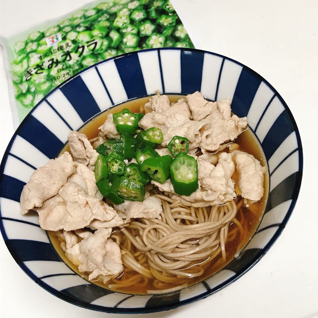豚オクラのかけ蕎麦の完成写真