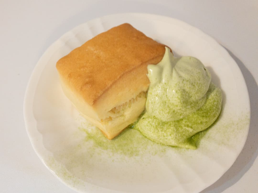 7プレミアム ホットビスケットの抹茶クリーム添えの完成写真