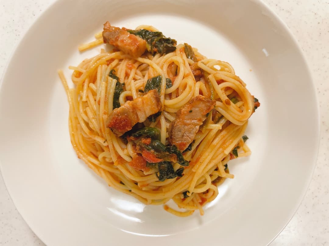 ほうれん草とベーコンのトマトパスタの完成写真