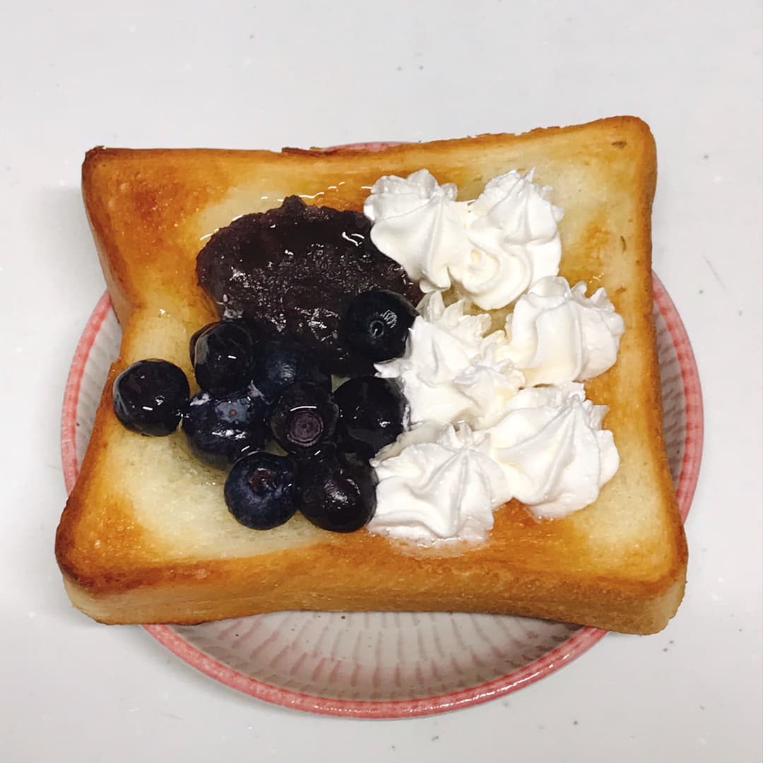 あんホイップブルーベリーハニートーストの完成写真