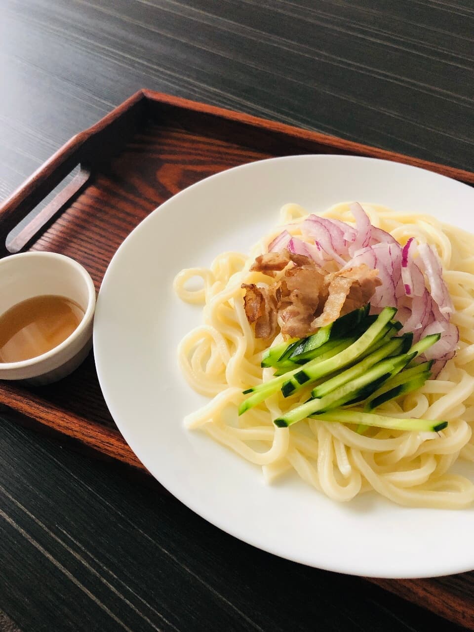 カリカリ豚バラのエスニックぶっかけうどんの完成写真