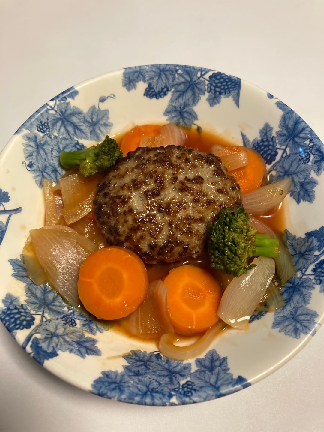 野菜入りソースのハンバーグの完成写真