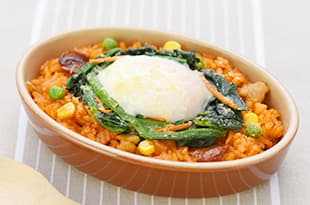 チキンライスの温玉ほうれん草焼きの完成写真