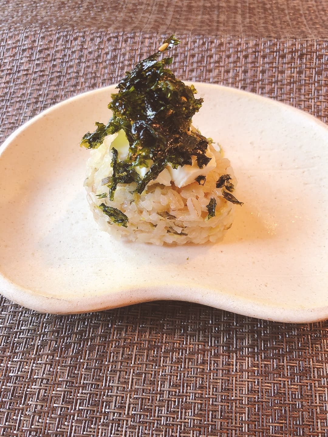 もち麦おにぎりのクリチ&韓国海苔のせの完成写真