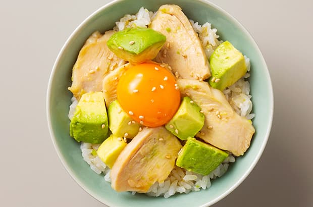 ごま油香るチキンのポキ丼の完成写真