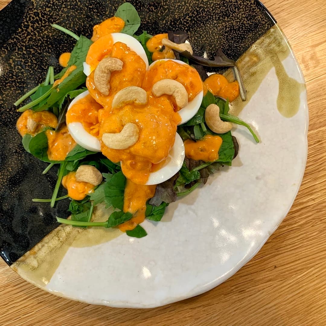 ゆで卵の前菜 エビチリクリームソースがけの完成写真