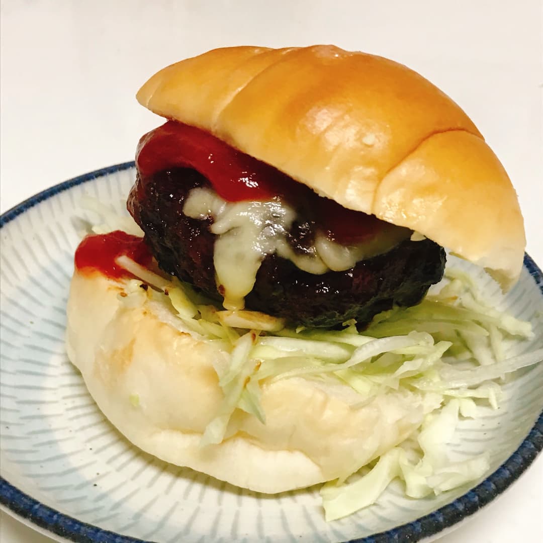 大豆ミートハンバーグのデミグラチーズバーガーの完成写真