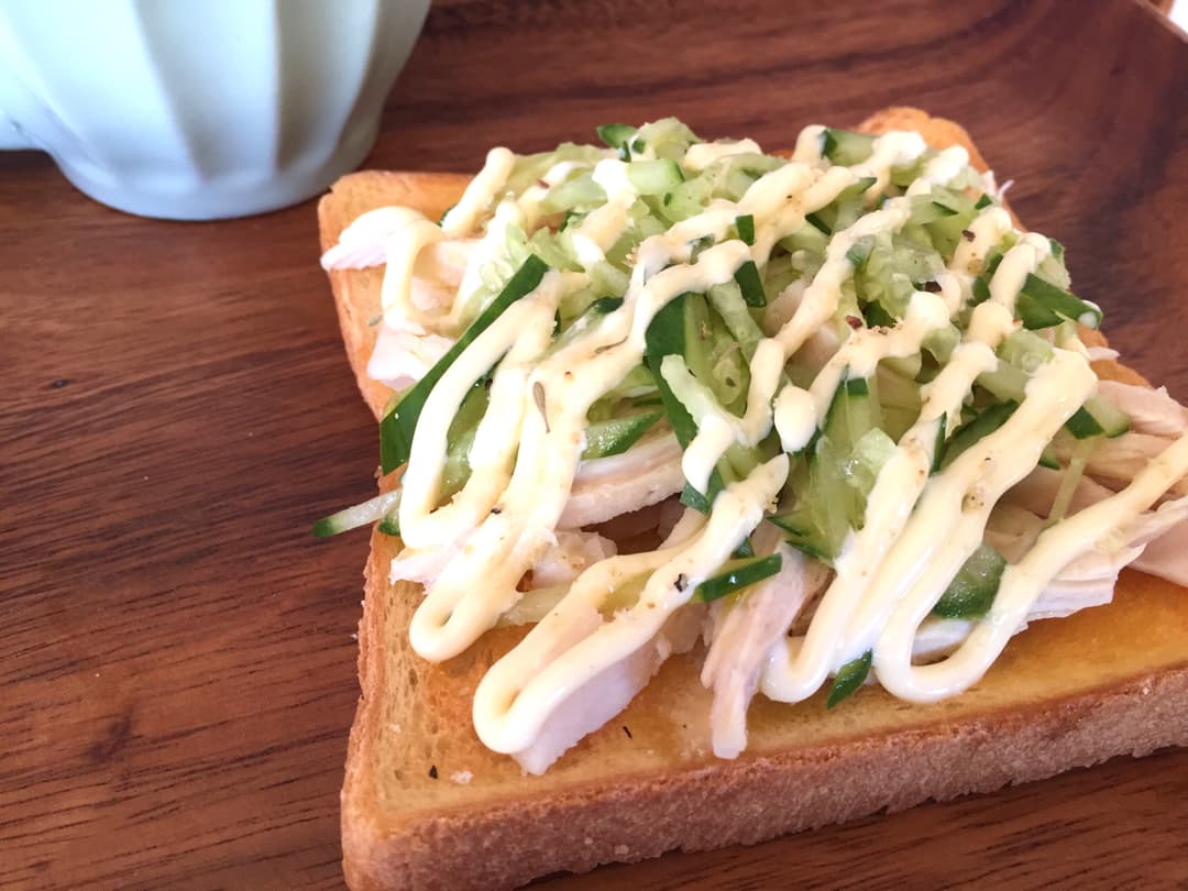 サラダチキンのオープンサンドの完成写真