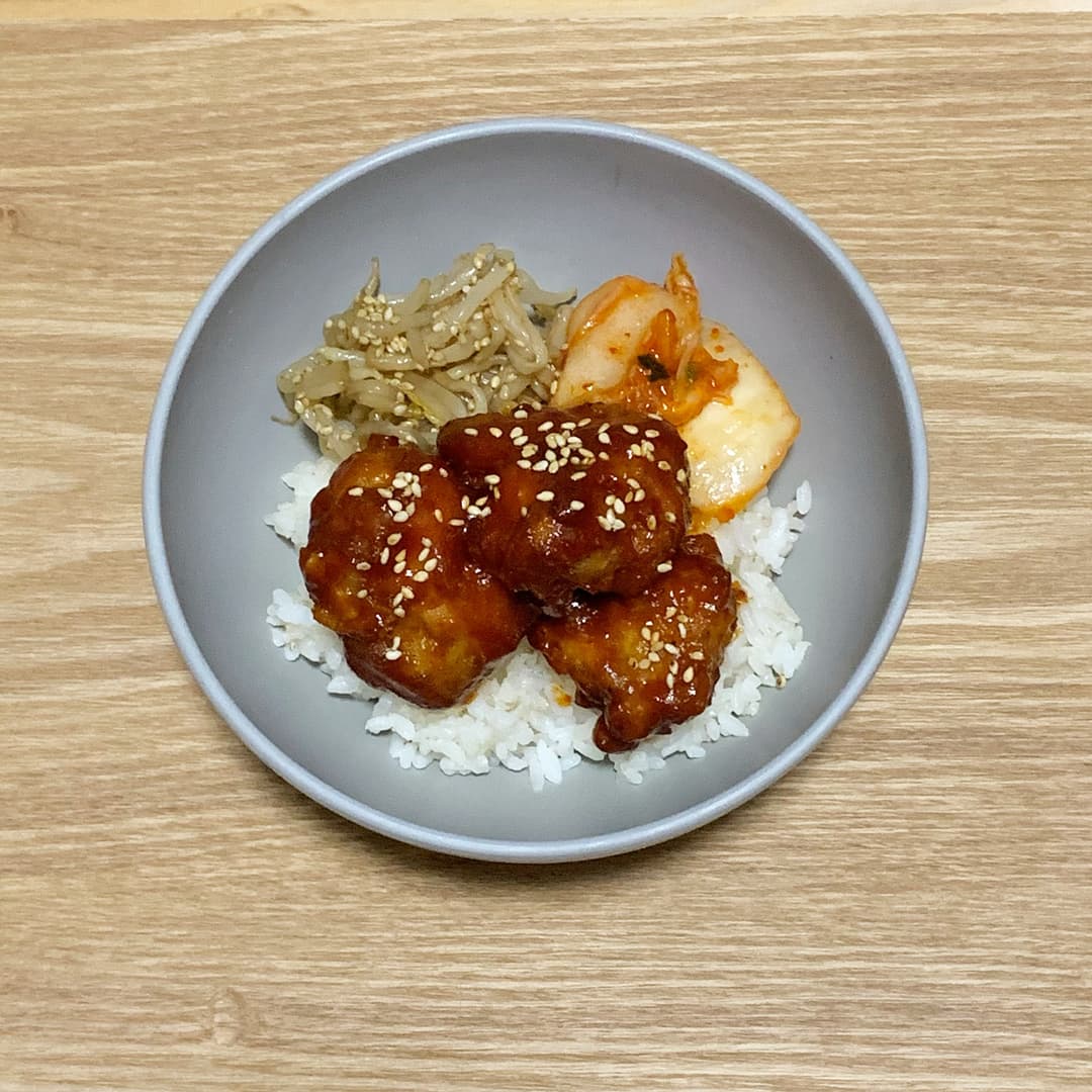 ヤンニョムチキン韓丼の完成写真