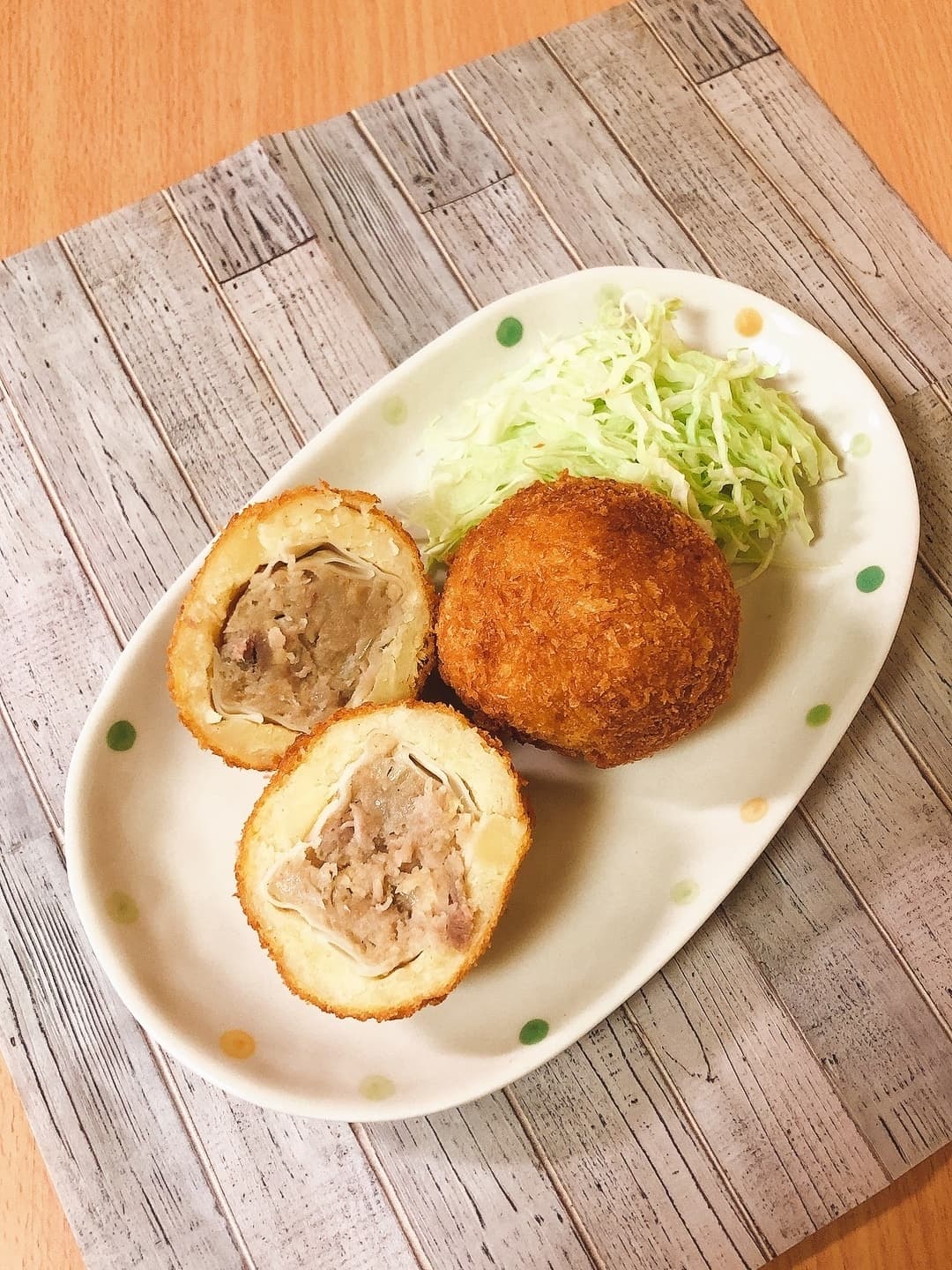 本格肉焼売で爆弾コロッケの完成写真