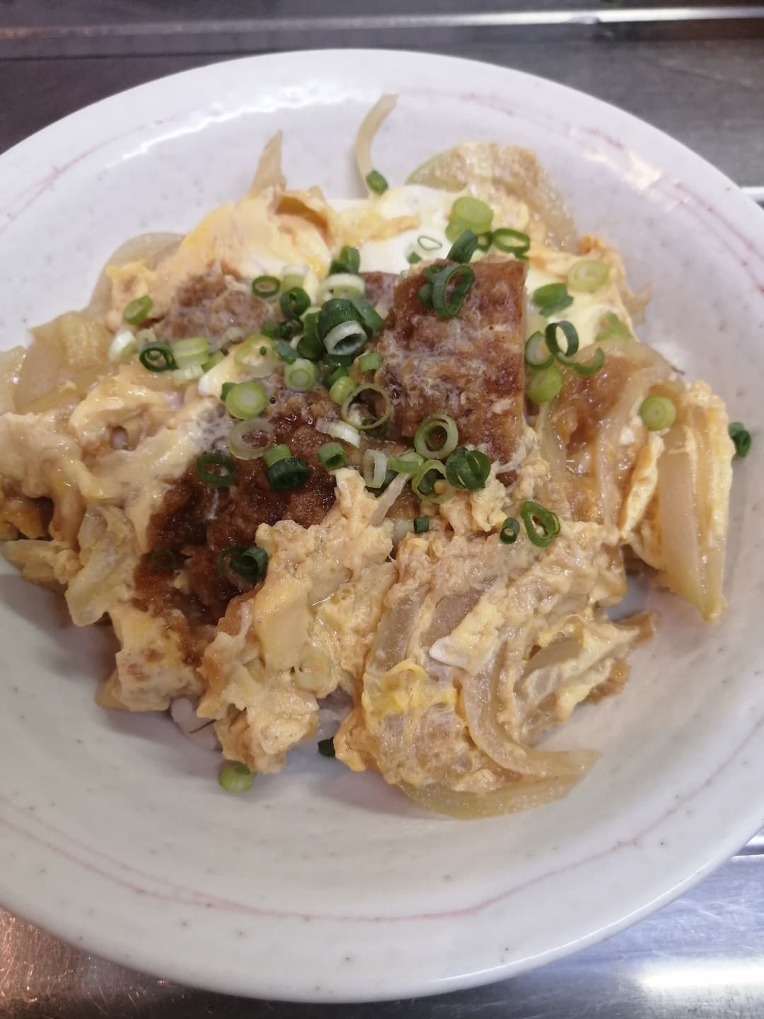 ソースハムカツの卵とじ丼の完成写真