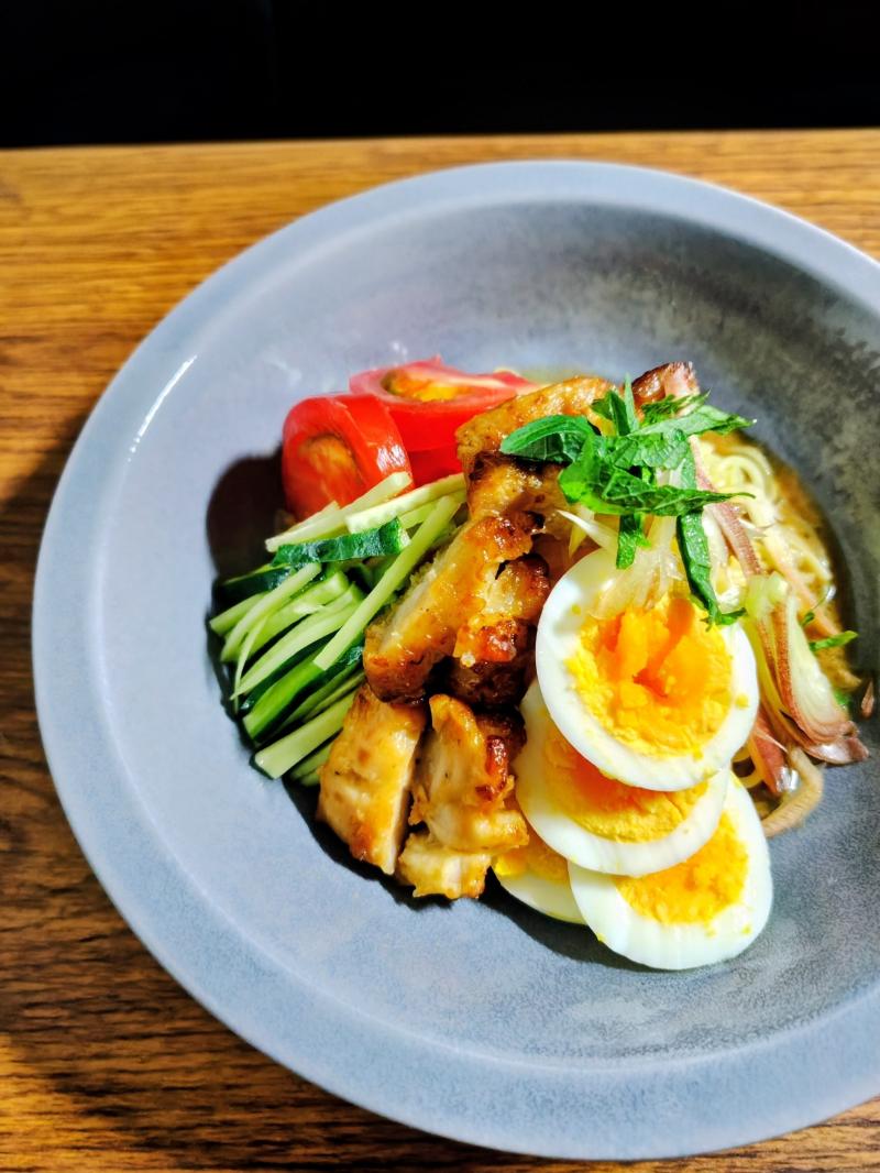 香ばし鶏もも肉の西京焼きで冷やし中華の完成写真