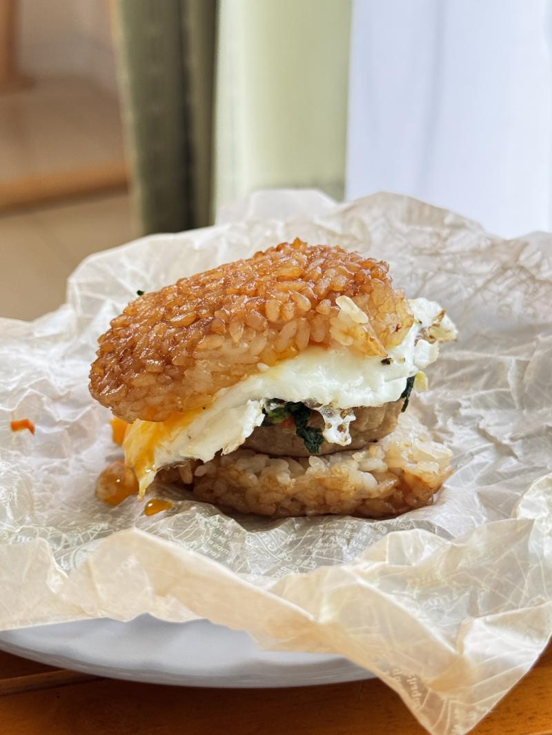 焼きおにぎりでつくる和風ライスバーガーの完成写真