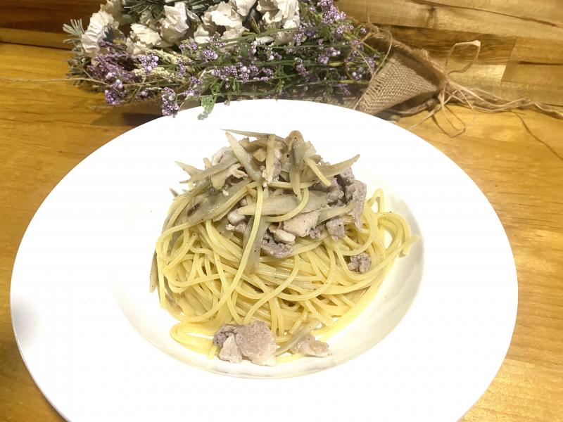 ささがきごぼうと豚肉のオイルパスタの完成写真