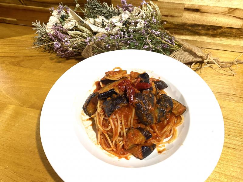 揚げ茄子のピリ辛トマトソースパスタの完成写真
