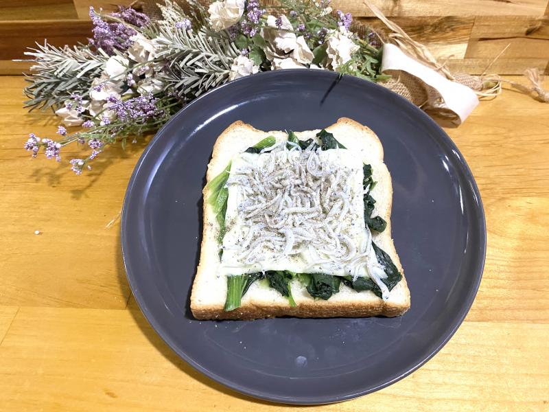 ほうれん草としらすのピザトーストの完成写真
