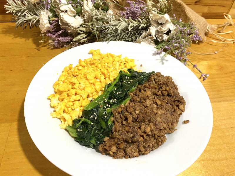 ふわふわそぼろの三色丼の完成写真