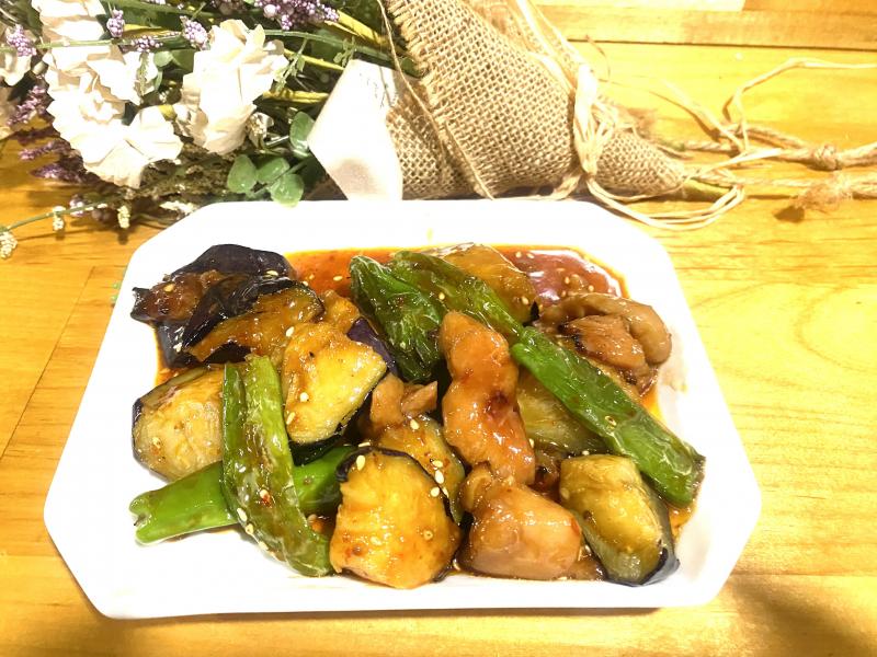 夏野菜と若鶏のピリ辛ごま照り焼きの完成写真