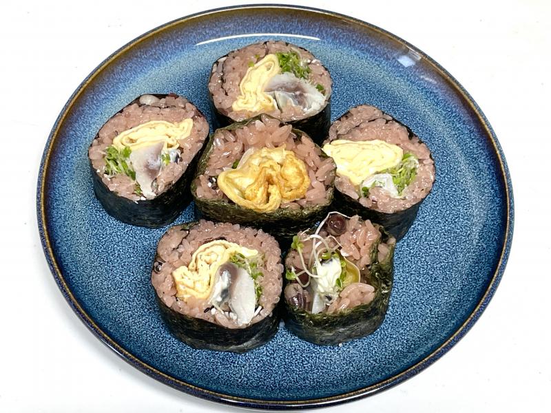 玉子としめ鯖のお赤飯海苔巻きの完成写真