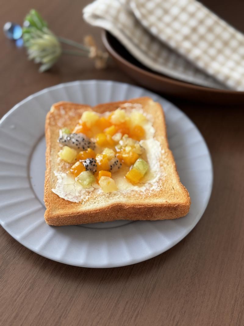 彩りフルーツのクリームチーズトーストの完成写真