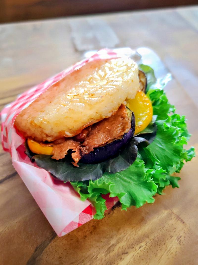 ライスバーガー牛カルビで具だくさんライスバーガーの完成写真