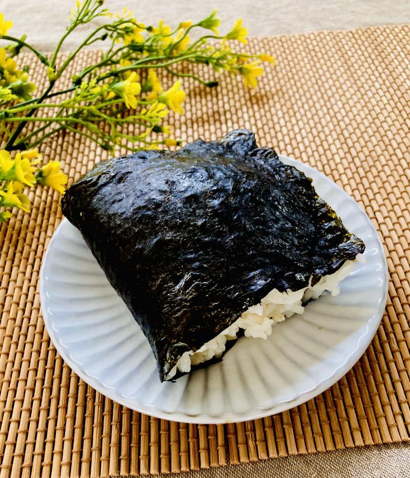 ミニハンバーグ入りおにぎらずの完成写真