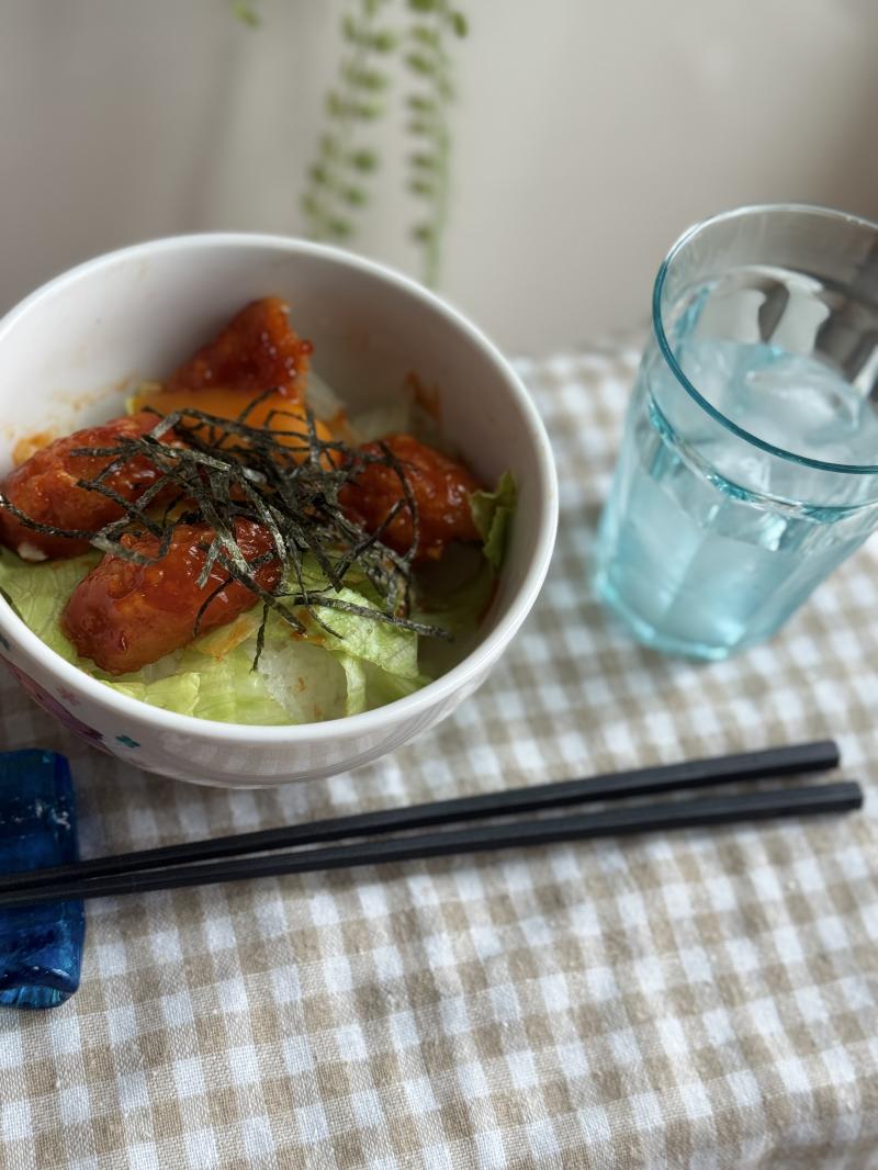 ヤンニョムチキンのとろたま丼の完成写真