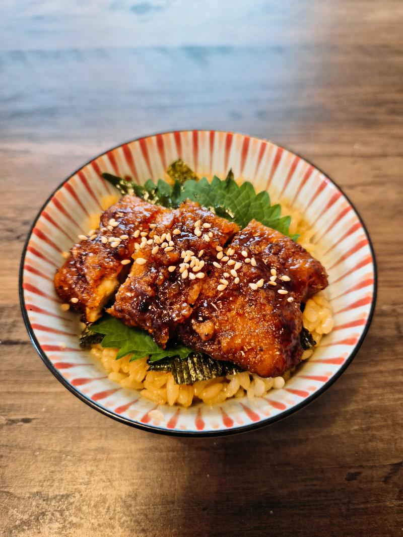 蒲焼きチキチキ丼の完成写真