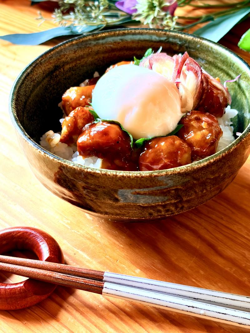 鶏つくねと温泉卵の親子丼の完成写真