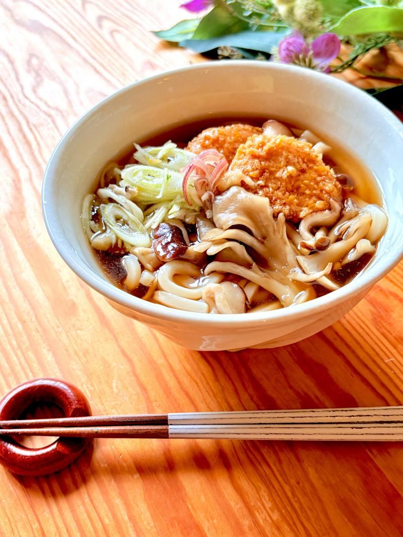 卵とじカツときのこのあんかけうどんの完成写真