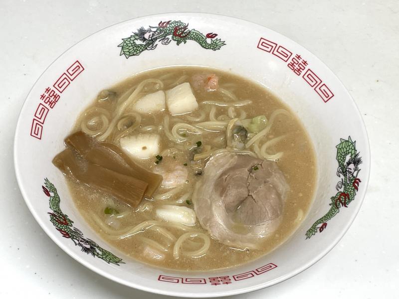 嵐げんこつらあめん　海鮮背脂とんこつしょうゆ味の完成写真
