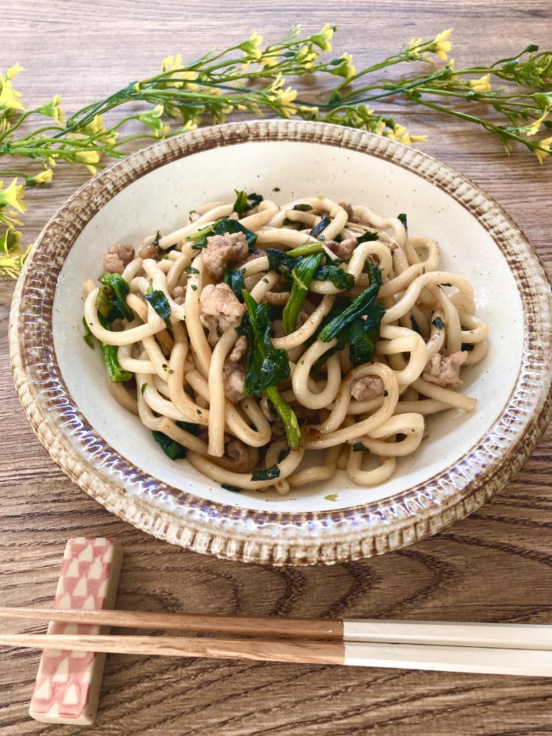 ほうれん草とひき肉の焼きうどんの完成写真