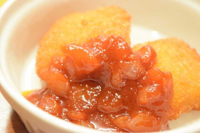 レシピ 日本水産の白身魚フライのトマトソースがけ 冷凍食品の冷食 Com 白身魚フライに 玉ねぎ入りトマトソースをかけました