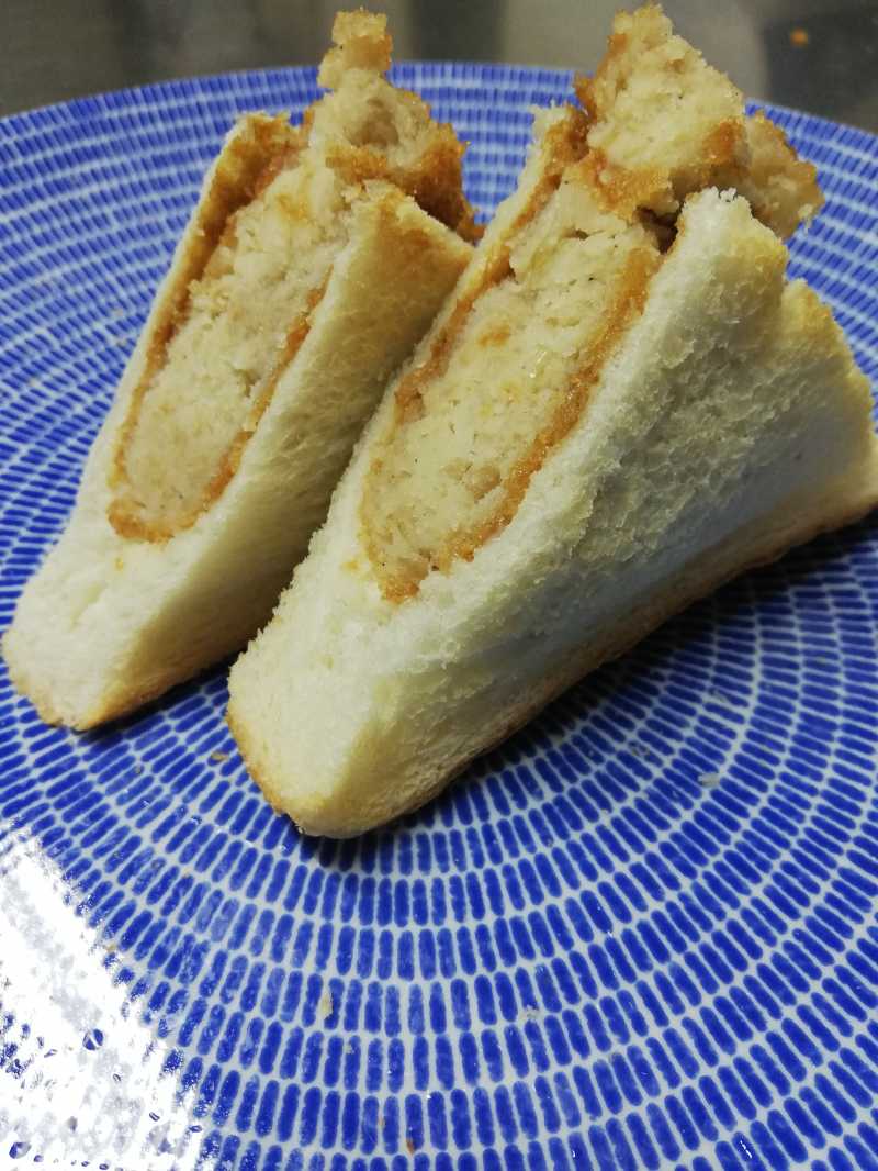 レシピ ニチレイフーズのポケットコロッケサンド 冷凍食品の冷食 Com 食パンの真ん中にポケットを作りコロッケを入れてサンドイッチ にしました シンプルなコロッケパンです