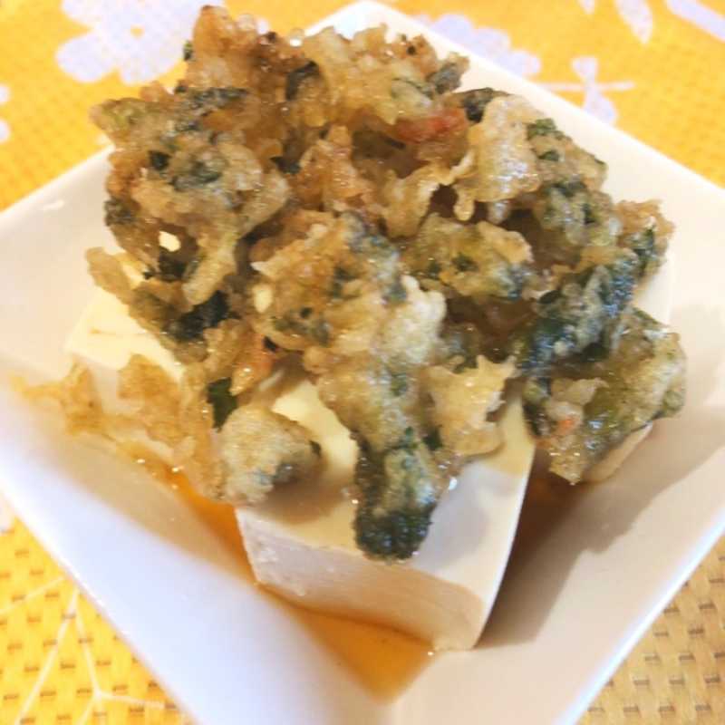 レシピ ほうれん草衣のたぬき豆腐 ほうれんそう胡麻和えを混ぜた天ぷら衣の天かすを豆腐にのせました 冷凍食品の冷食 Com