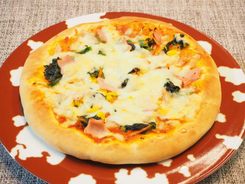レシピ ニチレイフーズのほうれん草と野菜ピザ 冷凍食品の冷食 Com ほうれん草バターソテーをピザにトッピングしました お野菜がたっぷりとれるピザ です
