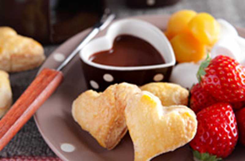 レシピ ハートのパイｄｅチョコレートフォンデュ 2種のチョコレートの味が楽しめるバレンタインにピッタリのキュートなメニューです お好みのチョコレート をつけながらいただきます サクサクのパイとチョコレートの相性抜群です 冷凍食品の冷食 Com