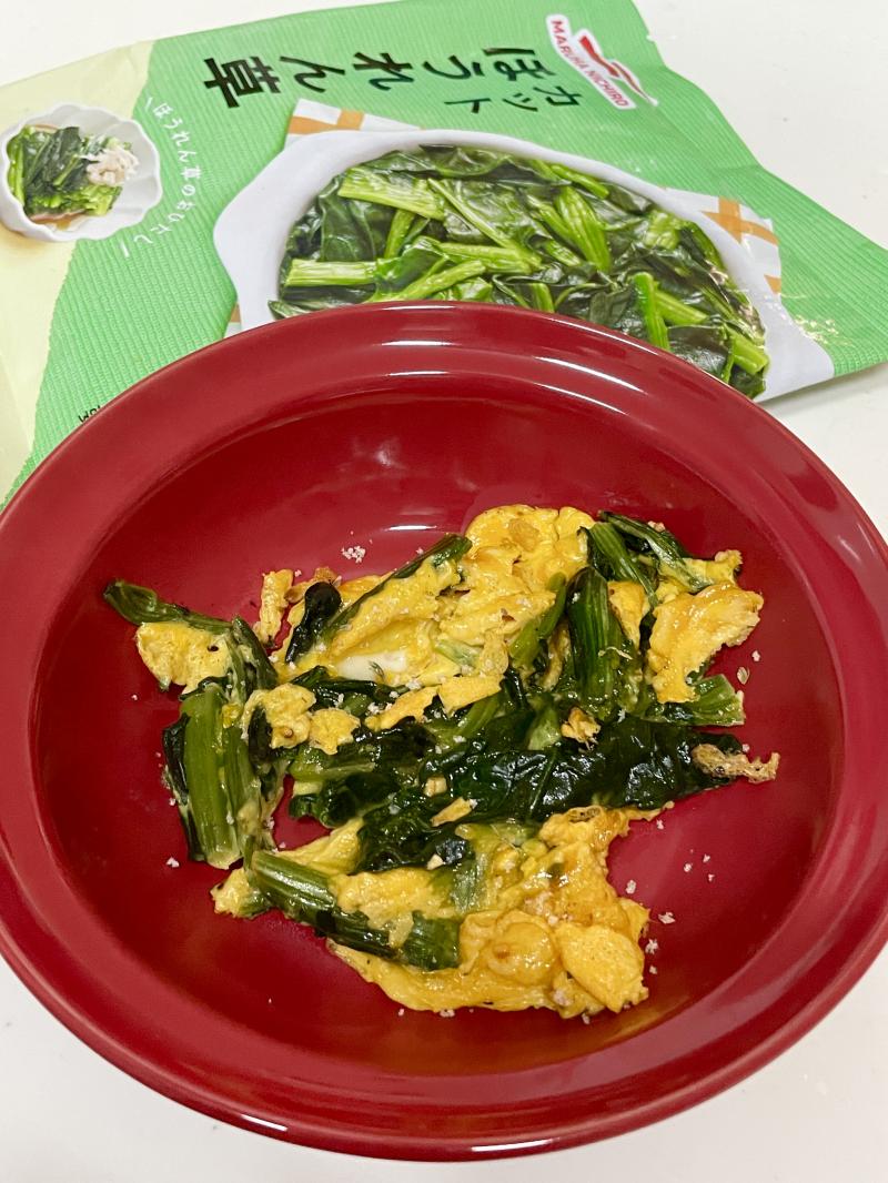 食材として使用したカットほうれん草140gも一緒に写したほうれん草とたまごのガーリック炒め