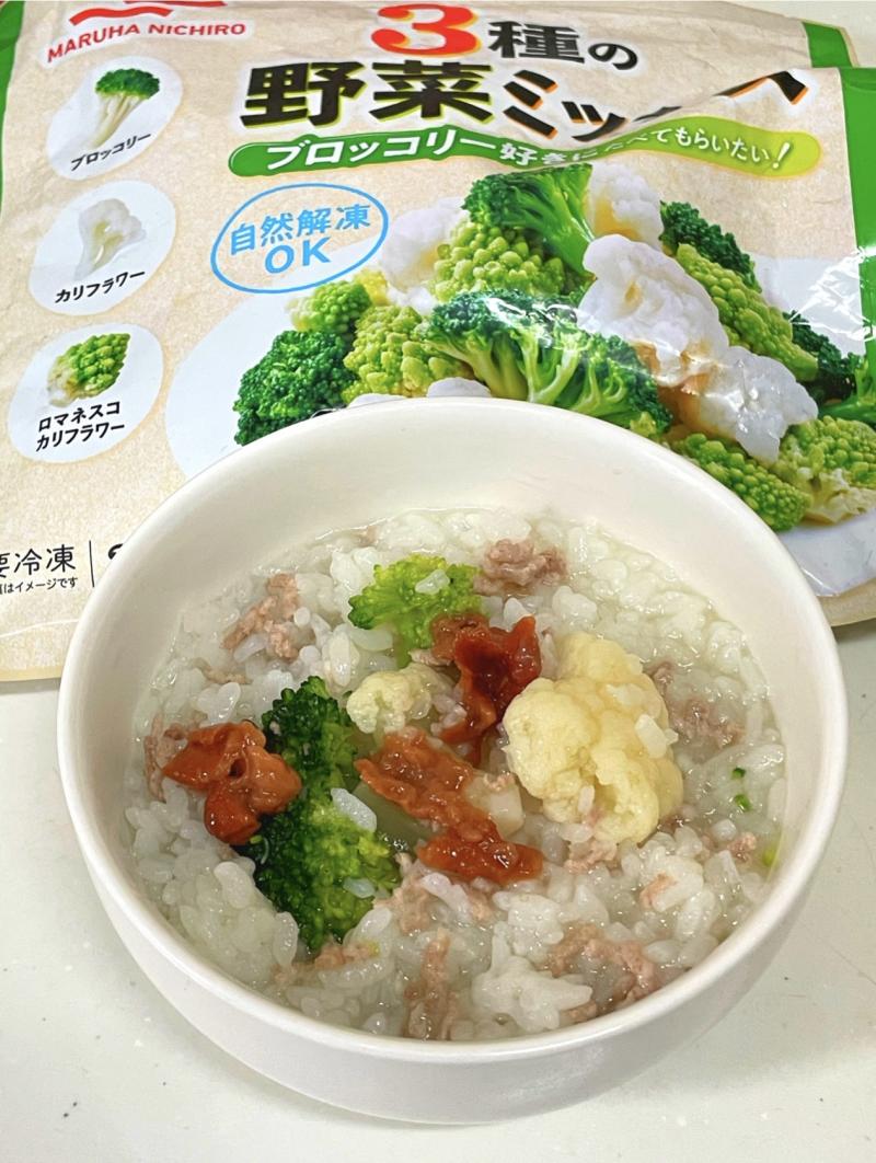 食材として使用した3種の野菜ミックスも一緒に写した梅ひき肉とブロッコリーのおかゆ