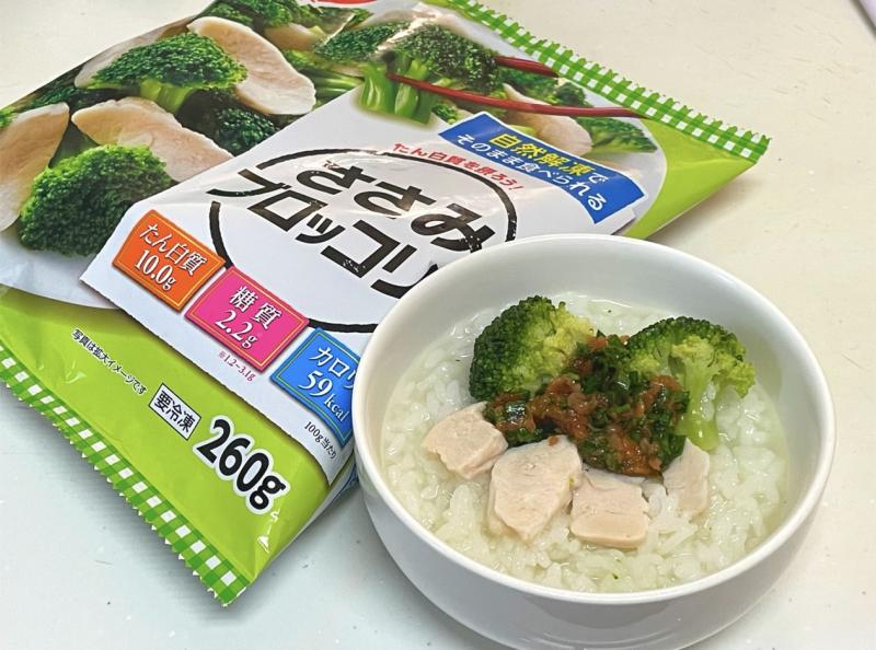 食材として使用したアマニ鶏のささみブロッコリーも一緒に写した梅ニラささみブロッコリーのおかゆ